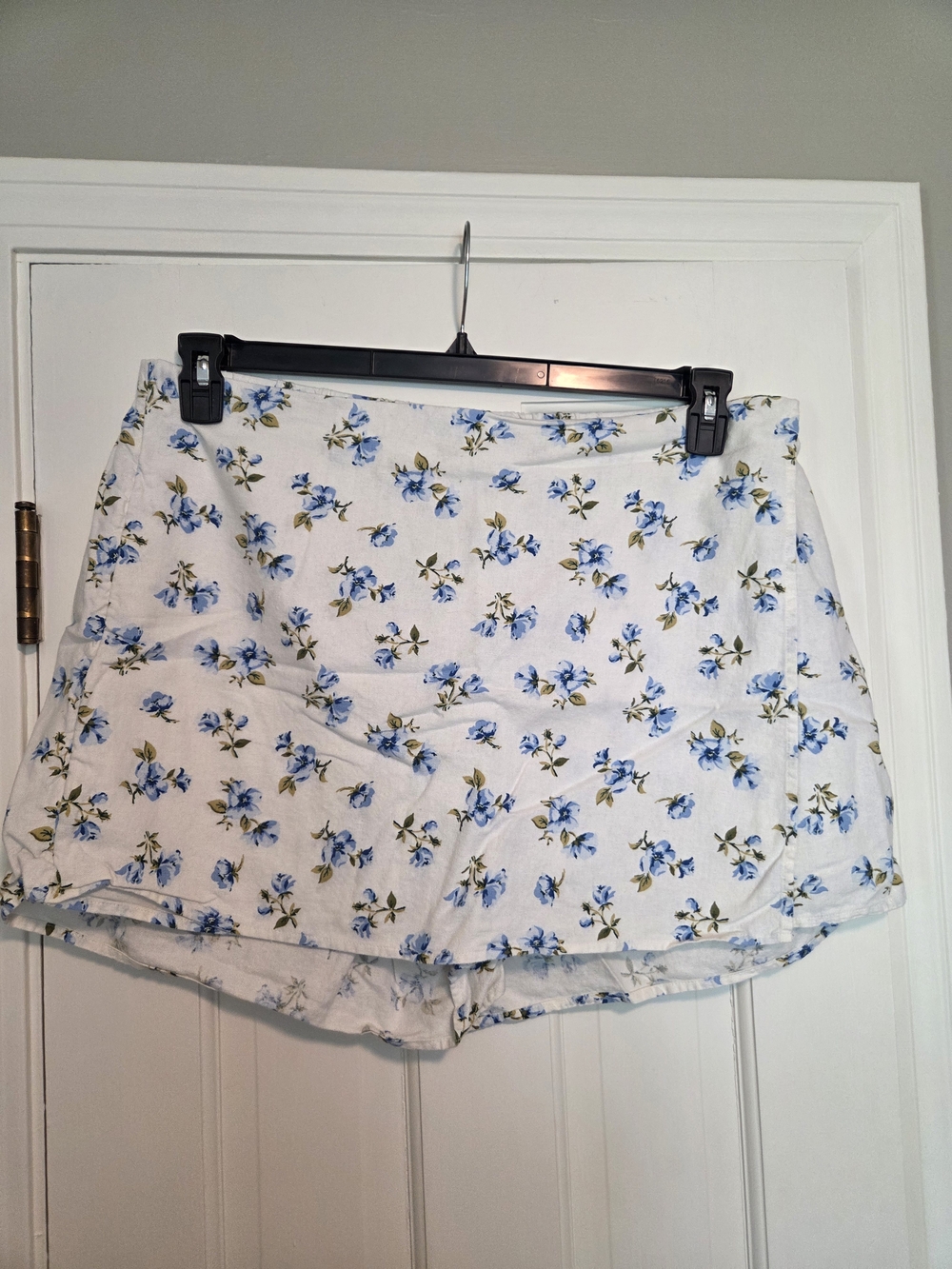 Old Navy White Floral Skort with Blue Blossoms size XL